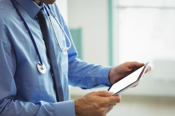 Médecin utilisant une tablette numérique — Photo