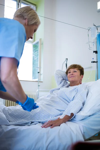 Sjuksköterskan ger en injektion till en patient — Stockfoto