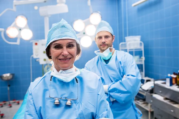 Kirurger står i operationssalen — Stockfoto