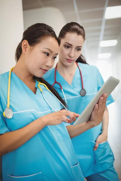 Медсестри за допомогою цифрового планшета — стокове фото