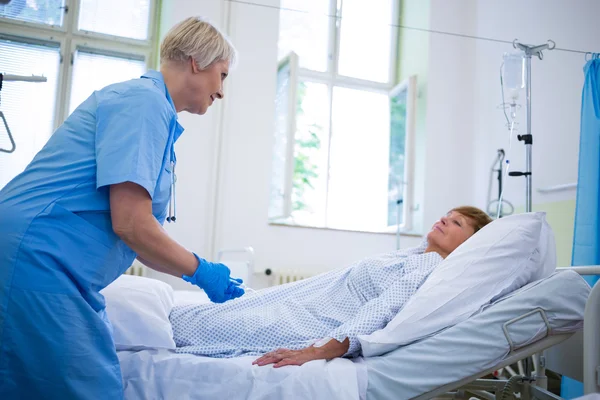 Enfermeira que administra uma injeção a um doente — Fotografia de Stock