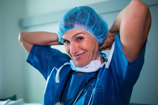 Surgeon wearing surgical mask in surgical room — Stock Photo, Image