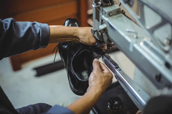 Взуття з використанням швейної машини — стокове фото