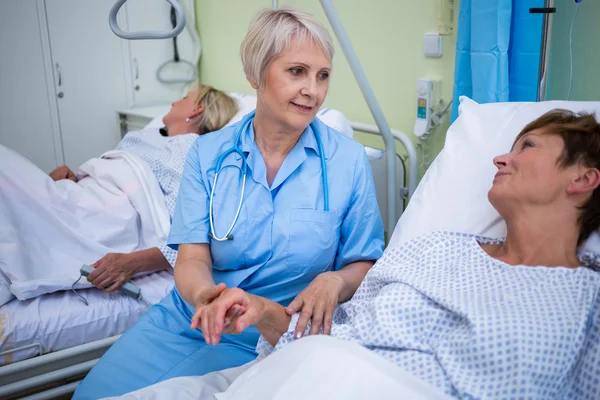 Krankenschwester untersucht Puls der Patienten — Stockfoto