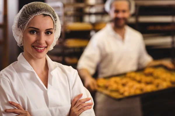 Usmívající se žena pekaři — Stock fotografie