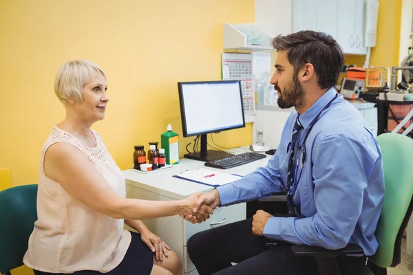 Paciente consultar um médico — Fotografia de Stock