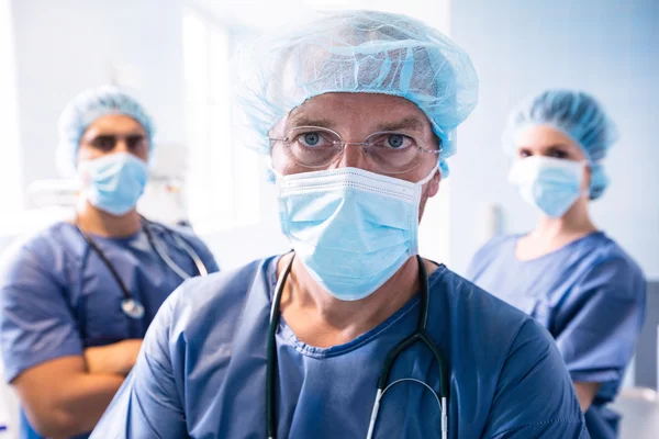 Kirurgen och sjuksköterskor står i sjukhus — Stockfoto