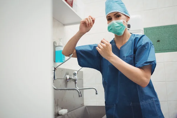 Female surgeon washing hands — Stock Photo, Image