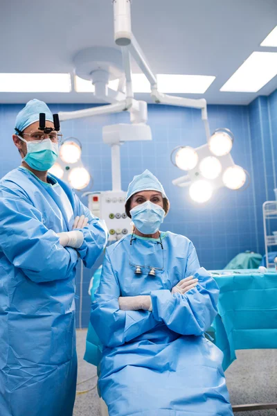 Cirurgiões em sala de operação — Fotografia de Stock