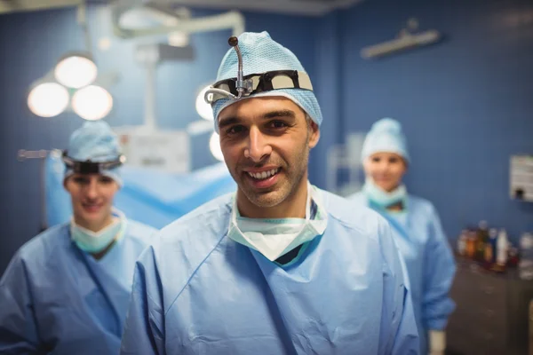 Chirurgien et infirmières en salle d'opération — Photo