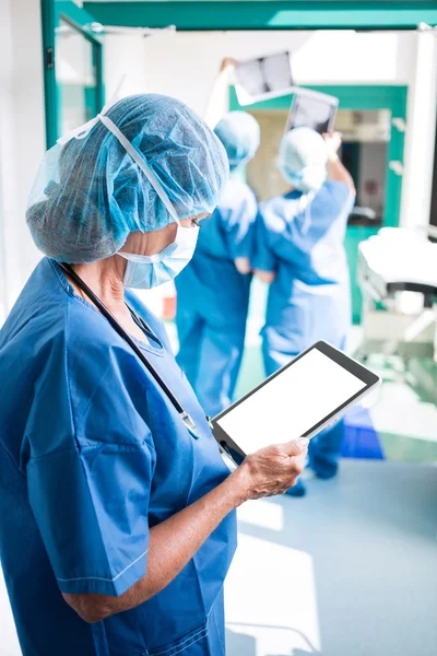 Χειρουργός χρησιμοποιώντας ψηφιακό tablet στο διάδρομο — Φωτογραφία Αρχείου