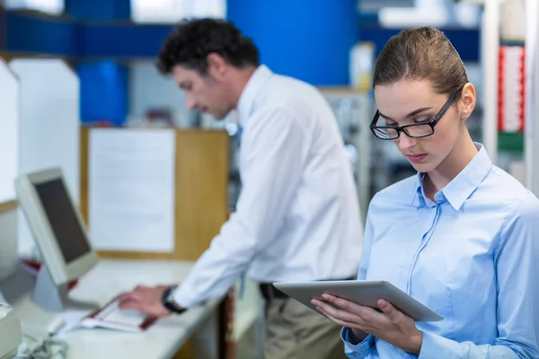 Pharmacien utilisant une tablette numérique — Photo