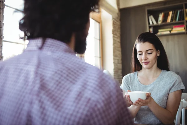 Par med en kopp kaffe — Stockfoto