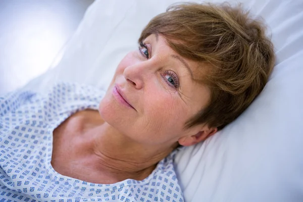 Paciente sorrindo deitado na cama — Fotografia de Stock