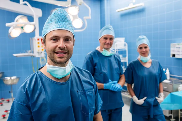 Cirujanos sonriendo en la sala de operaciones — Foto de Stock