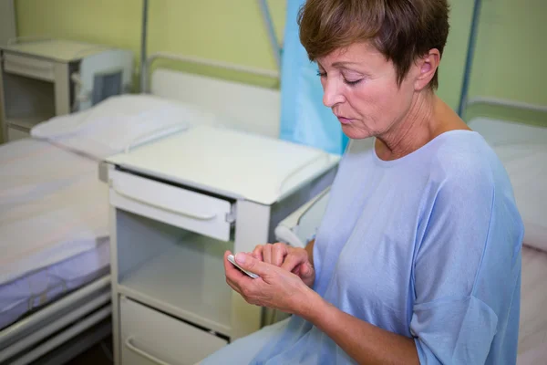 Triste paziente anziano utilizzando il telefono — Foto Stock