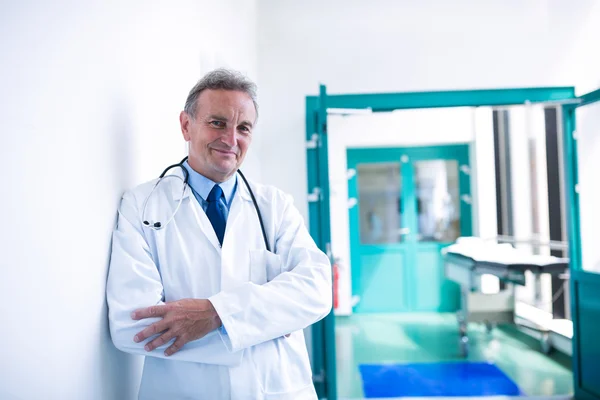 Lekarz stoi z rękami skrzyżowanymi — Zdjęcie stockowe