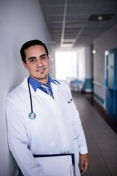 Confident doctor with clipboard in hospital — Stock Photo, Image