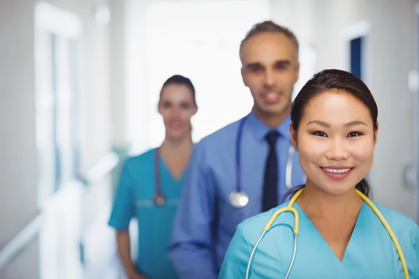Retrato sorridente médico e enfermeiros — Fotografia de Stock