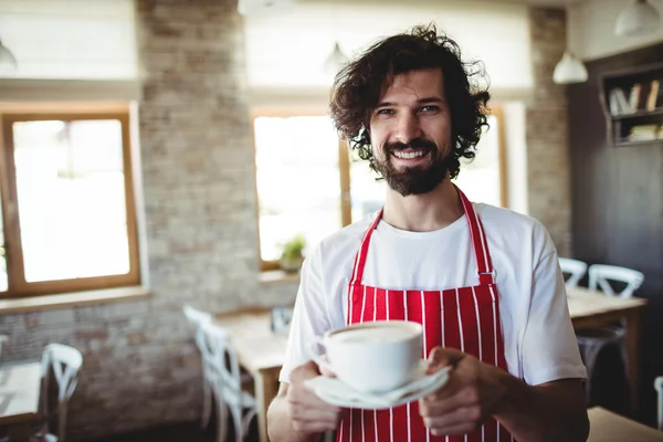 Panadero masculino sosteniendo una taza de café — Foto de Stock