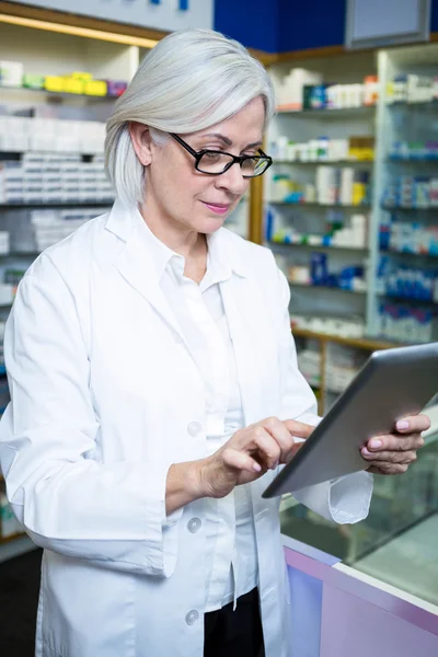 Apotheker met behulp van een digitaal tablet — Stockfoto