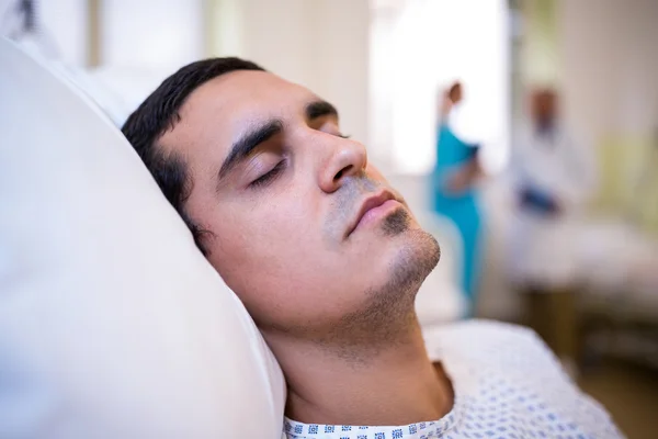 Крупный план пациента, спящего на кровати — стоковое фото