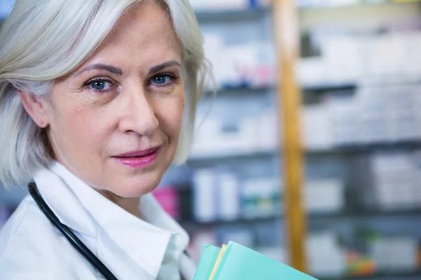 Apotheker im Laborkittel — Stockfoto