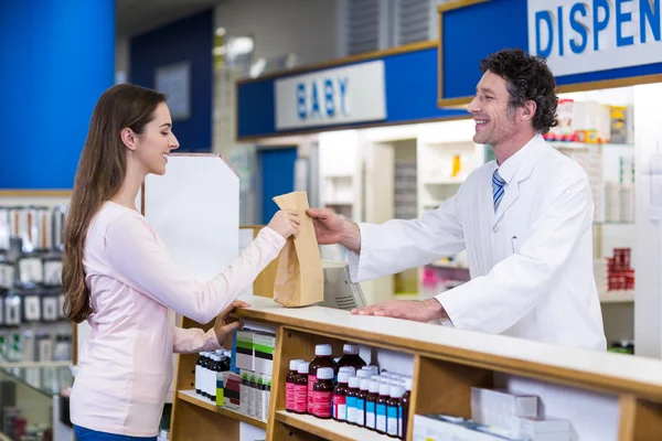 Lékárníka, že medicína balíček k zákazníkovi — Stock fotografie