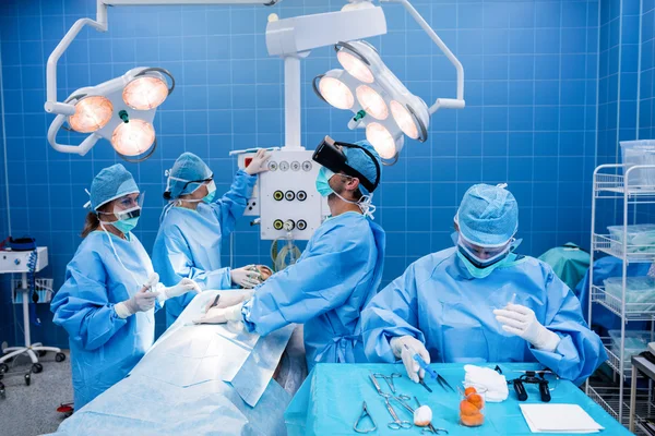 Cirurgiões realizando operação na sala de operação — Fotografia de Stock