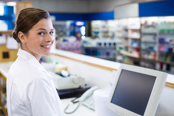 Farmacista in piedi al banco in farmacia — Foto Stock