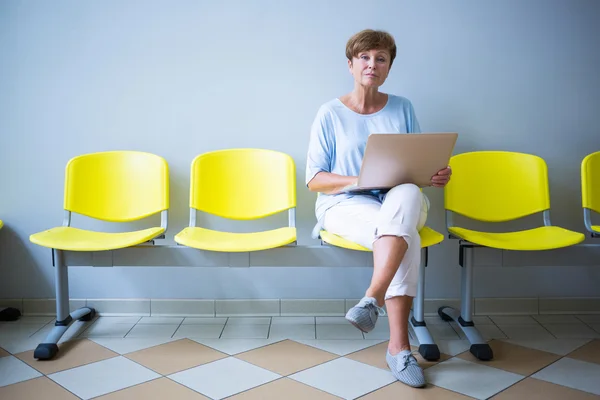 Patiënt met verslag in een wachtkamer zit — Stockfoto