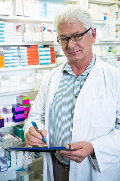 Фармацевт пише на кишені в аптеці — стокове фото