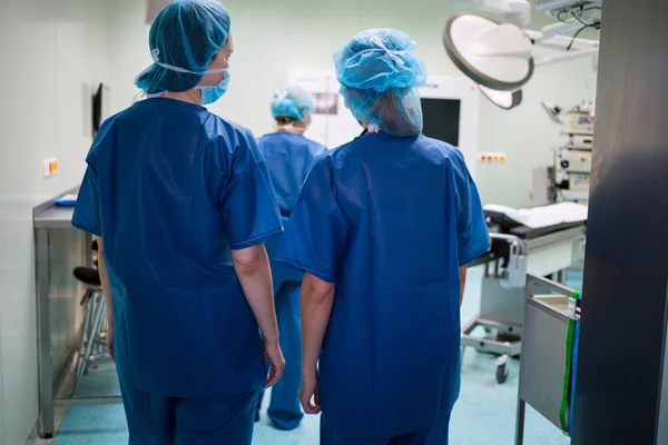 Surgeons walking in operation room — Stock Photo, Image