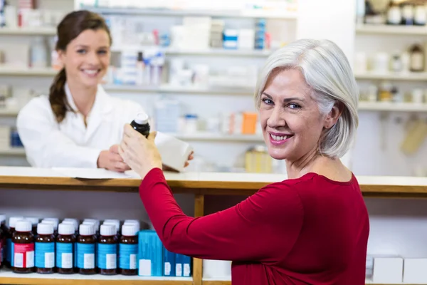 Apotheker geneeskunde geven aan klant — Stockfoto