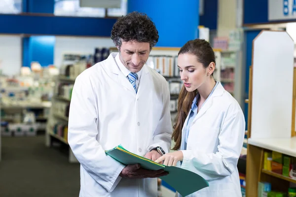 Farmacistas discutindo sobre o relatório médico — Fotografia de Stock