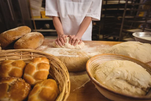 Panettiere femminile impastando una pasta — Foto Stock