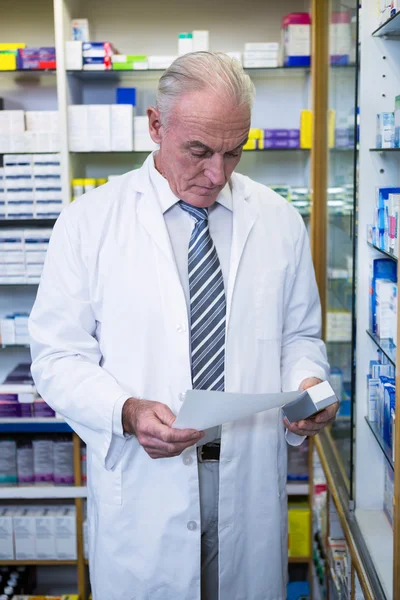 Farmacêutico detentor de receita médica e medicamento — Fotografia de Stock