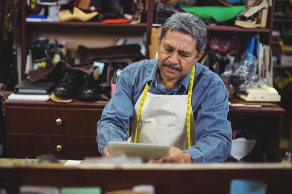 Shoemaker using digital tablet — Stock Photo, Image