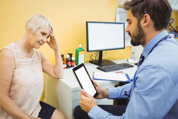 Arzt diskutiert mit Patient über Tablette — Stockfoto