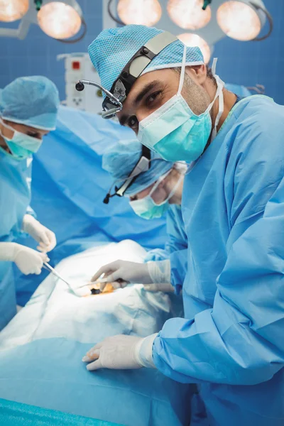 Chirurg při pohledu na fotoaparát — Stock fotografie