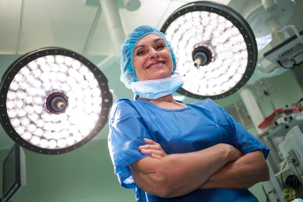 Chirurg z rękami skrzyżowanymi w pokoju operacji — Zdjęcie stockowe