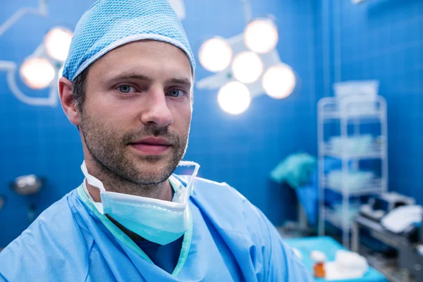Stojąc w pokoju operacji chirurg — Zdjęcie stockowe