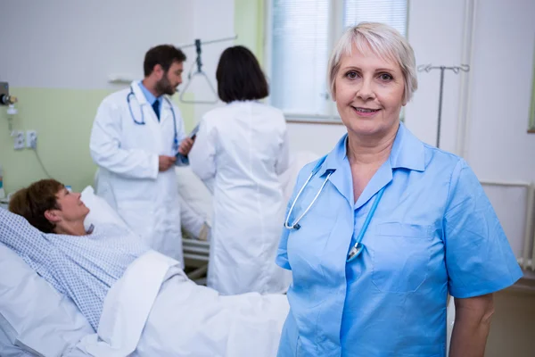 Infirmière debout dans la chambre d'hôpital — Photo