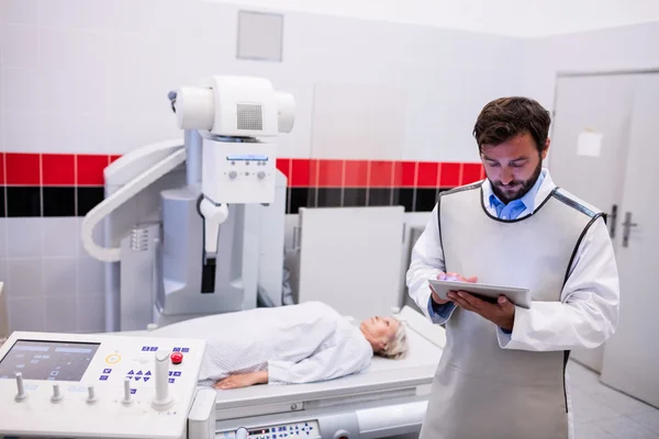 Doctor using tablet — Stock Photo, Image