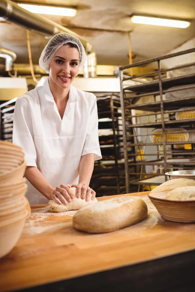 Femme boulanger pétrir une pâte — Photo