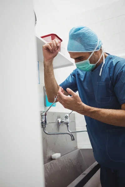 Surgeon washing hands — Stock Photo, Image