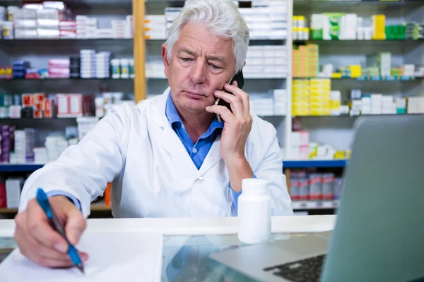 Farmacêutico falando por telefone — Fotografia de Stock