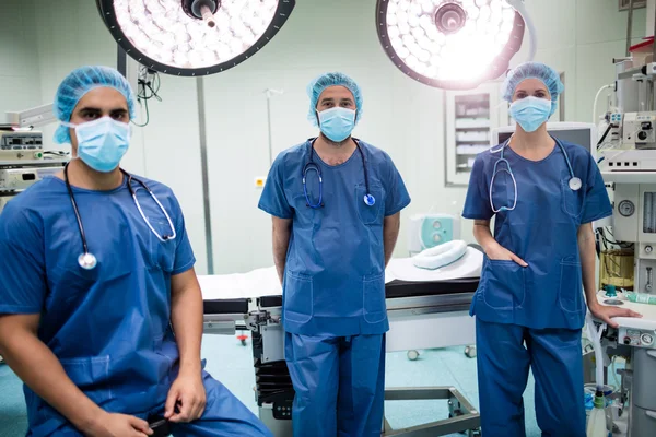 Retrato de cirurgiões em sala de operação — Fotografia de Stock