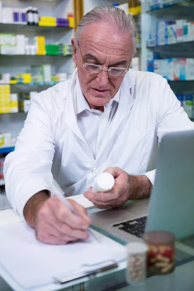 Farmacéutico escribir recetas para medicamentos —  Fotos de Stock