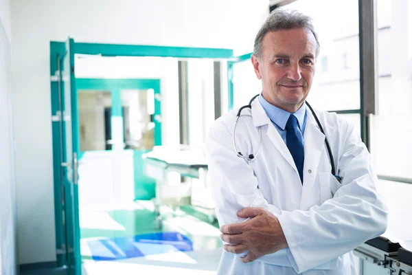 Portrait of doctor standing with arms crossed — Stock Photo, Image